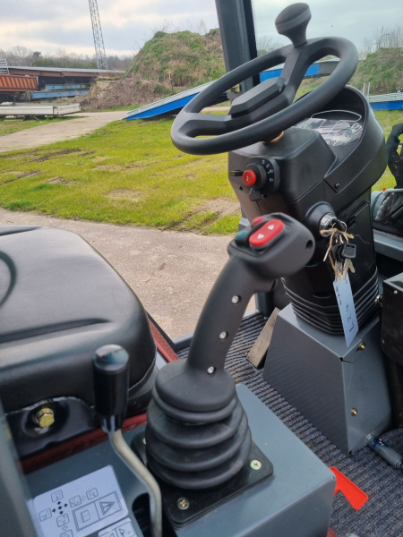 Hoflader L2316 und L2416 inkl. Schaufel und Staplerzinken